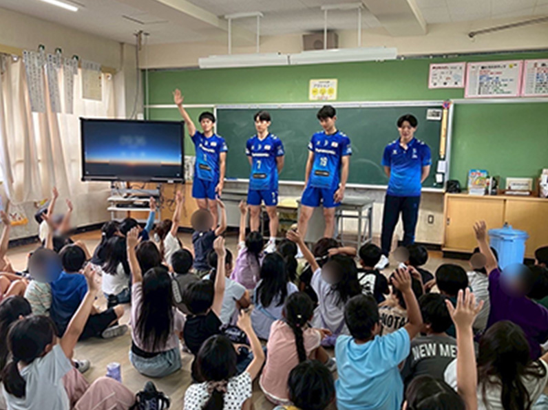 写真：選手、コーチと子供たちの質疑応答の様子