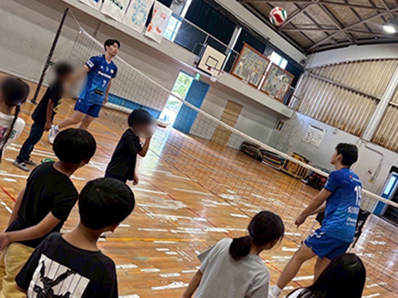 写真：子供たちにレクチャーをする西川 馨太郎選手、垂水 優芽選手