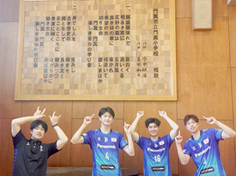 写真：ポーズをとる伊藤 友健アカデミーコーチ、金田 晃太朗選手、池城 浩太朗選手、仲本 賢優選手