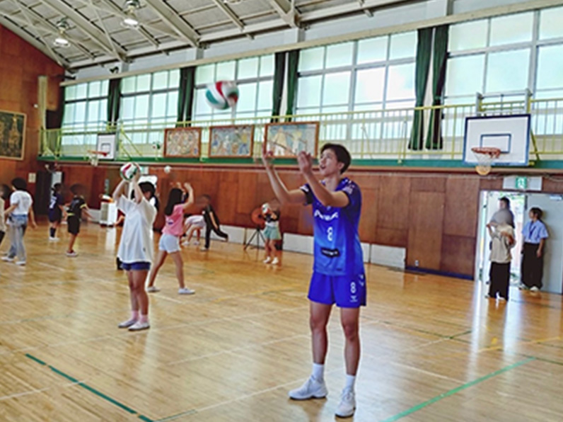 写真：子供たちにレクチャーをする仲本 賢優選手