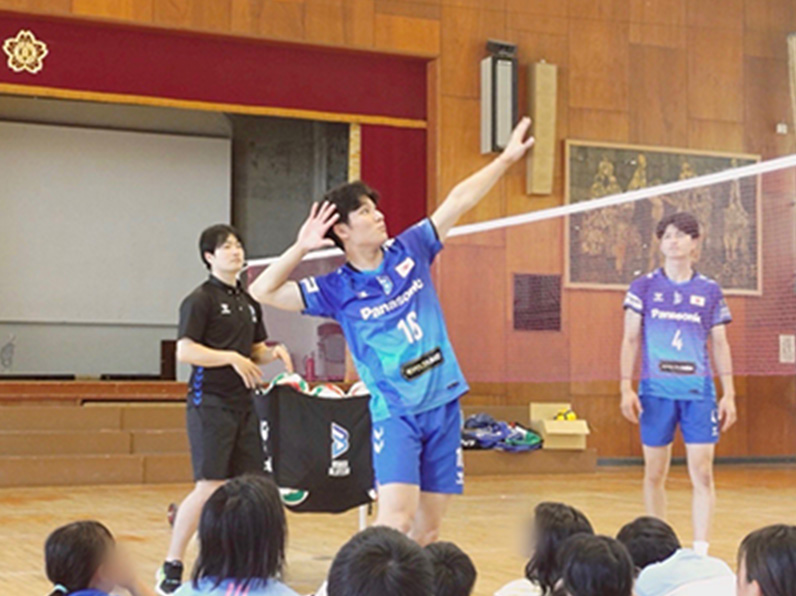 写真：子供たちにレクチャーをする池城 浩太朗選手、金田 晃太朗選手、伊藤 友健アカデミーコーチ