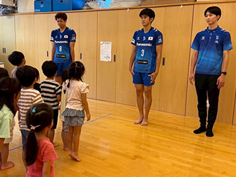 写真：子供たちに挨拶をする仲本 賢優選手、中村 駿介選手、牧山 祐介マネージャー