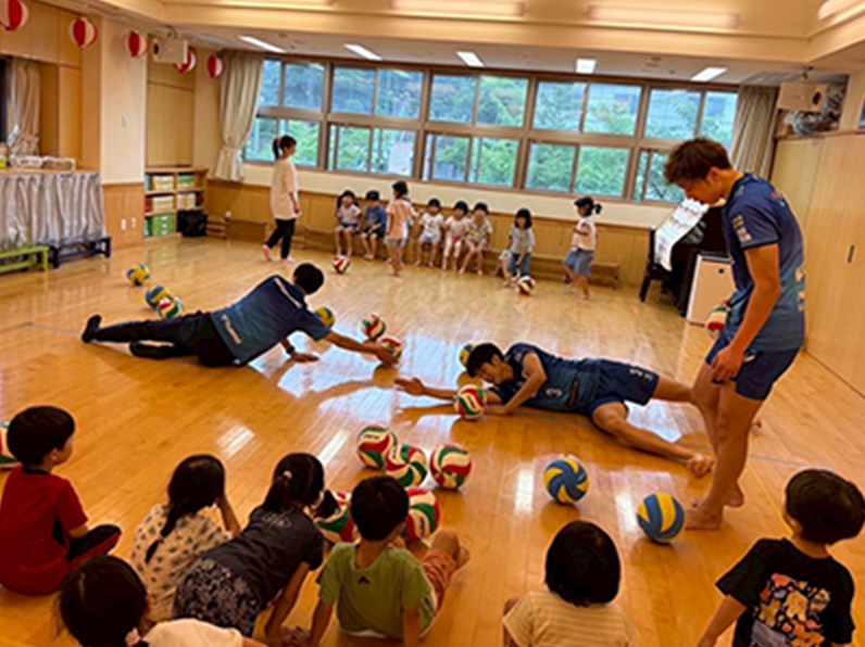 写真：子供たちにレクチャーをする仲本 賢優選手、中村 駿介選手、牧山 祐介マネージャー