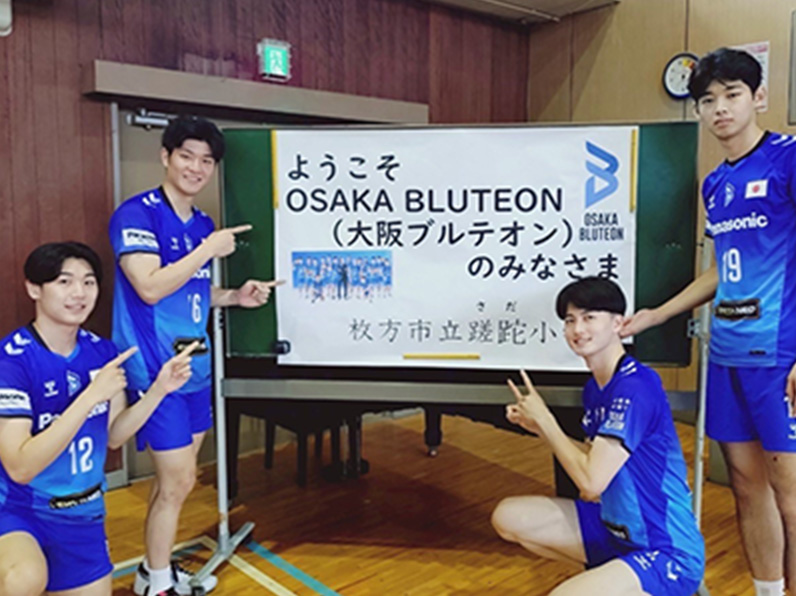 写真：ポーズをとる西川 馨太郎選手、池城 浩太朗 選手、金田 晃太朗選手、竹内 慶多マネージャー