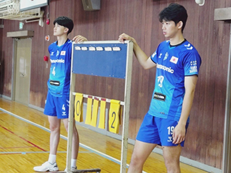 写真：スコアーをつける金田 晃太朗選手、西川 馨太郎選手