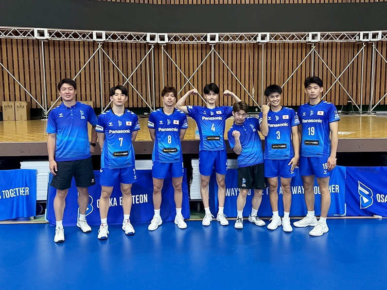 写真：ポーズをとる仲本 賢優選手、中村 駿介選手、垂水 優芽選手、西川 馨太郎選手、金田 晃太朗選手、白澤 健児コーチ、山口 裕太郎コーチ、竹内 慶多マネージャー