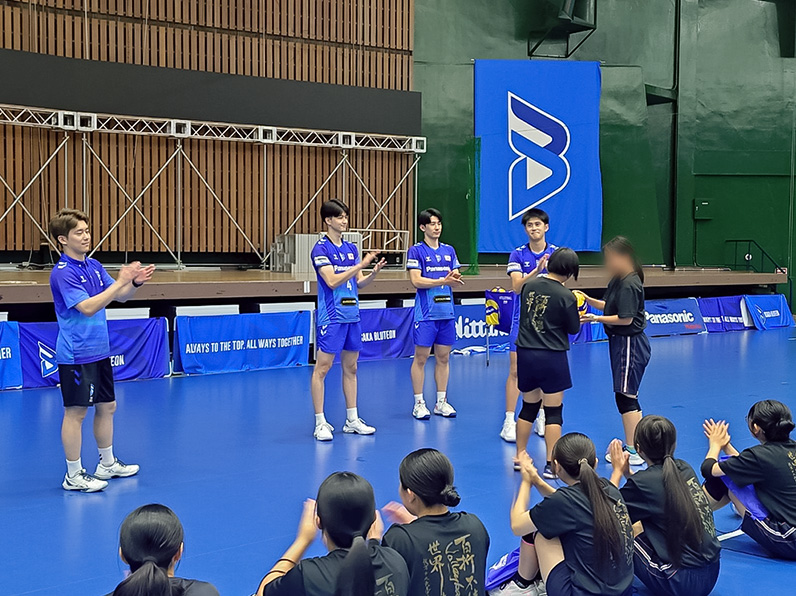 写真：子供たちにレクチャーをする山口 裕太郎コーチ、金田 晃太朗選手、垂水 優芽選手、中村 駿介選手