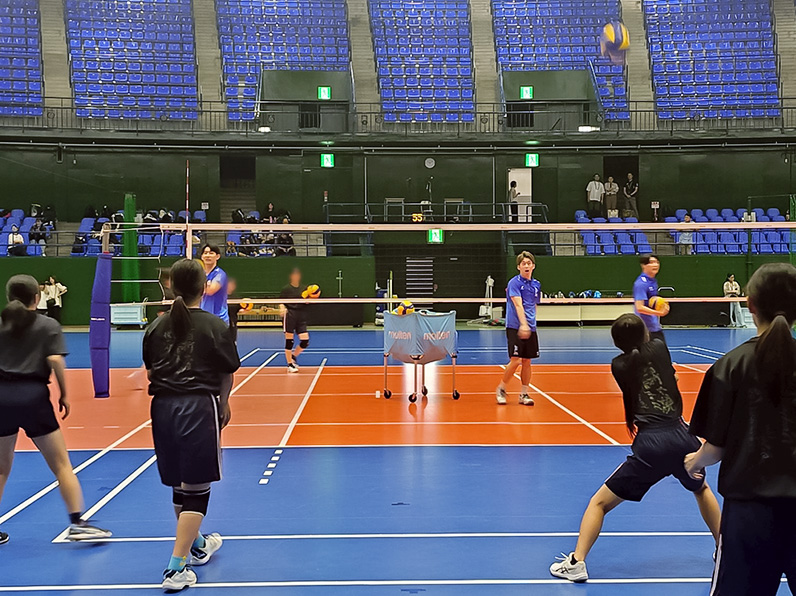 写真：子供たちにレクチャーをする垂水 優芽選手、山口 裕太郎コーチ、竹内 慶多マネージャー
