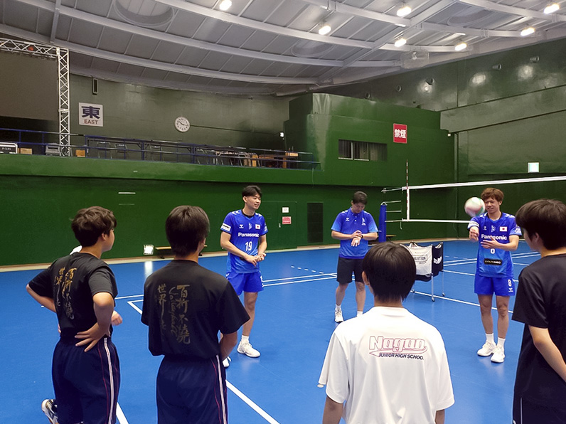 写真：子供たちにレクチャーをする西川 馨太郎選手、白澤 健児コーチ、仲本 賢優選手
