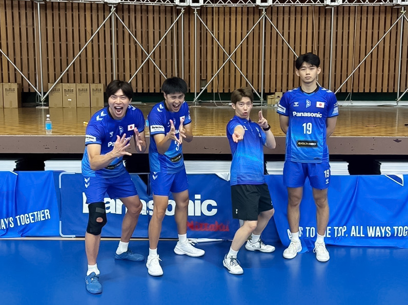 写真：ポーズをとる清水 邦広選手、中村 駿介選手、西川 馨太郎選手、山口 裕太郎コーチ