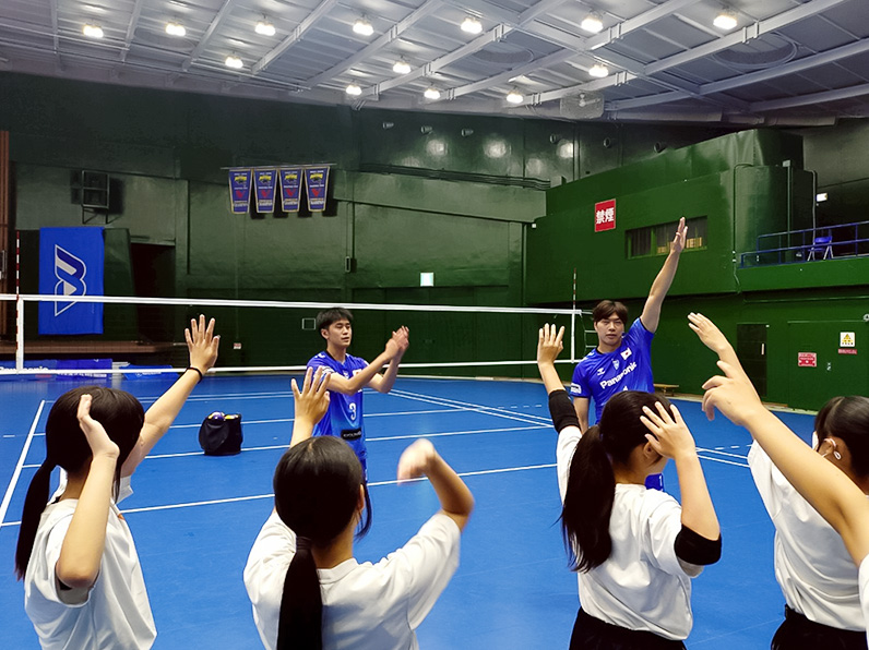 写真：子供たちにレクチャーをする中村 駿介選手、清水 邦広選手