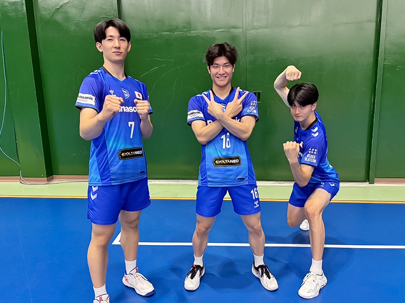 写真:ポーズをとる垂水 優芽選手、池城 浩太朗選手、金田 晃太朗選手