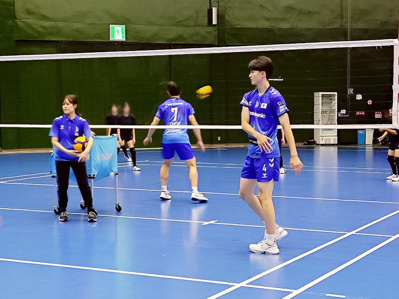 写真:子供たちにレクチャーをする伊東 都マネージャー、金田 晃太朗選手