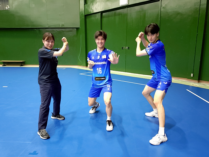 写真：ポーズをとる伊東 都マネージャー、池城 浩太朗選手、金田 晃太朗選手