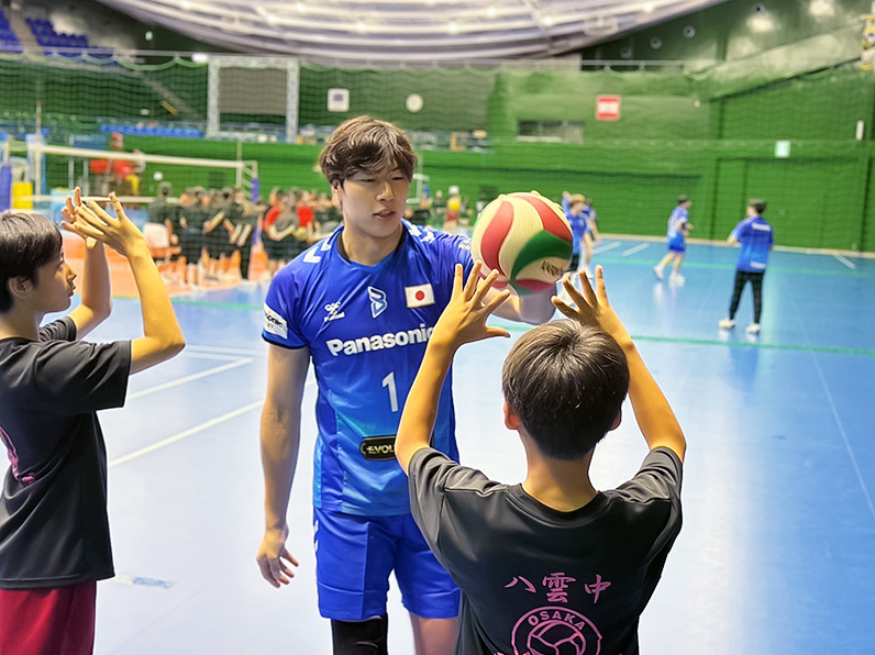 写真：子供たちにレクチャーをする清水 邦広選手