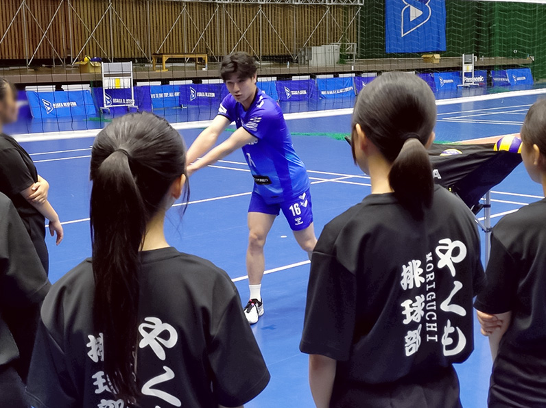 写真：子供たちにレクチャーをする池城 浩太朗選手
