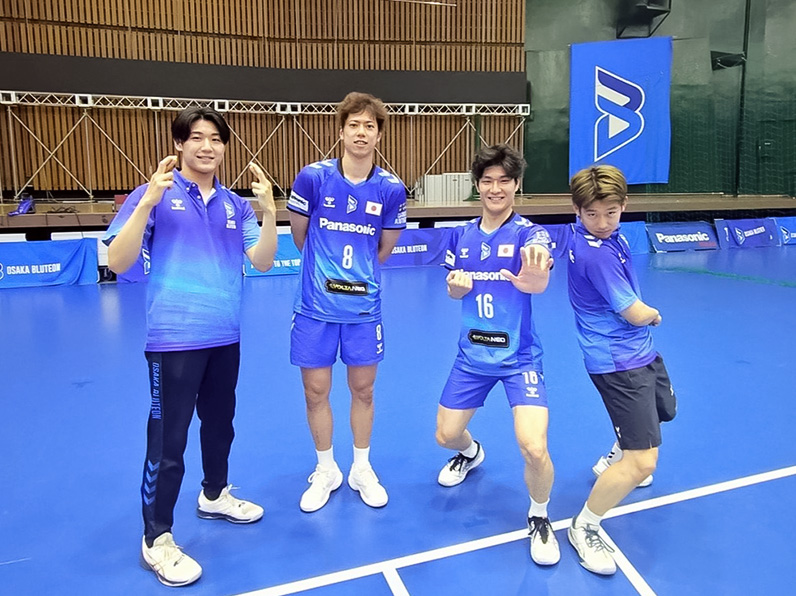 写真：ポーズをとる仲本 賢優選手、池城 浩太朗選手、山口 裕太郎コーチ、竹内 慶多マネージャー