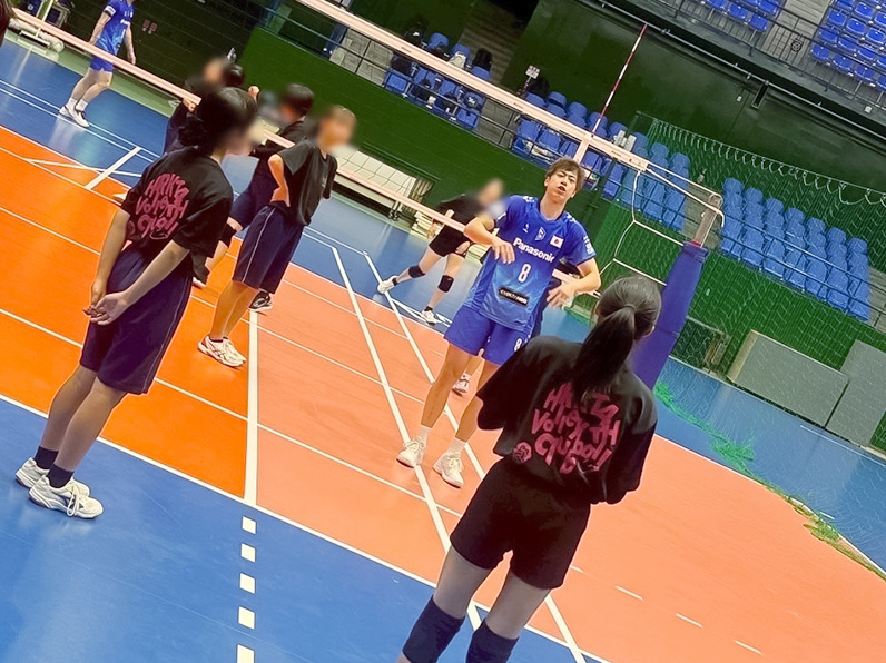写真：子供たちにレクチャーをする仲本 賢優選手