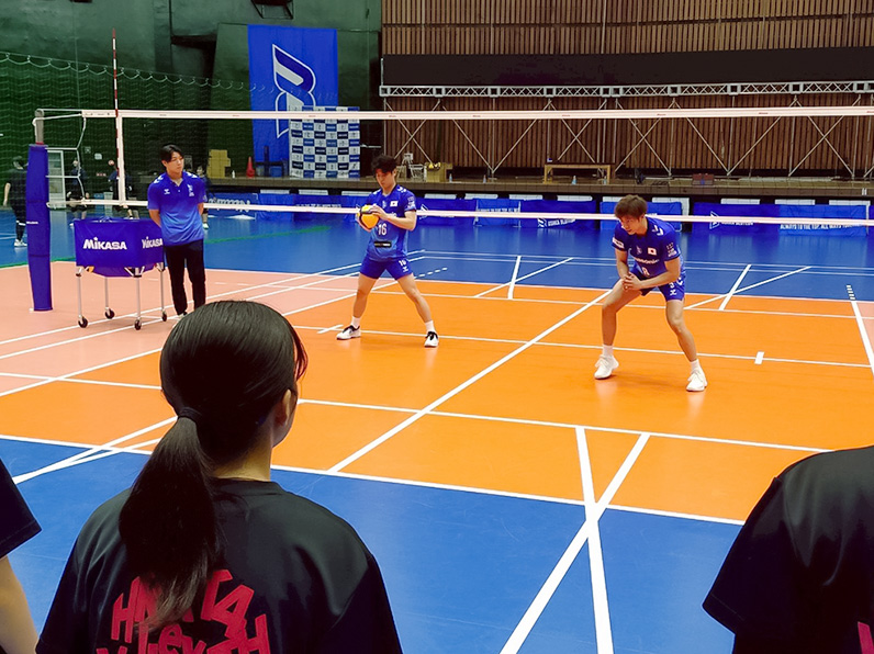 写真：子供たちにレクチャーをする仲本 賢優選手、池城 浩太朗選手、竹内 慶多マネージャー