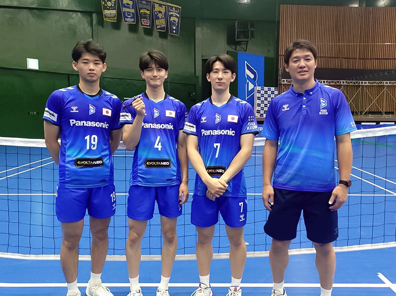写真：ポーズをとる西川 馨太郎選手、垂水 優芽選手、金田 晃太朗選手、白澤 健児コーチ