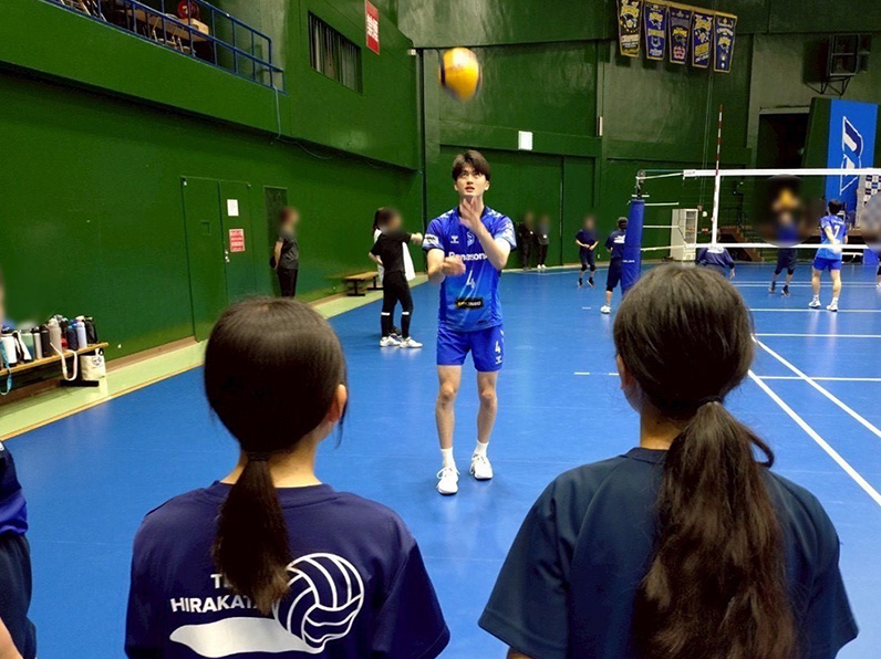写真：練習をする選手と子供たち