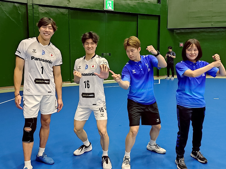 写真：ポーズをとる清水 邦広選手、池城 浩太朗選手、山口 裕太郎コーチ、伊東 都マネージャー