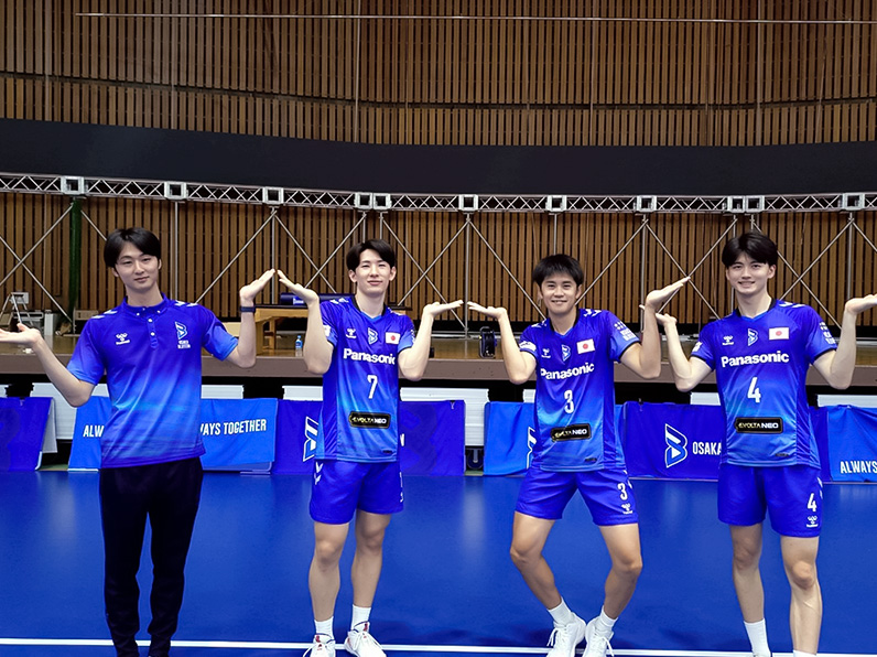 写真：ポーズをとる中村 駿介選手、垂水 優芽選手、金田 晃太朗選手、牧山 祐介マネージャー
