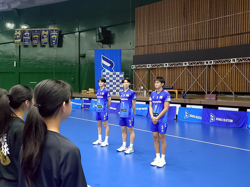 写真：選手、マネージャーと子供たちの質疑応答の様子