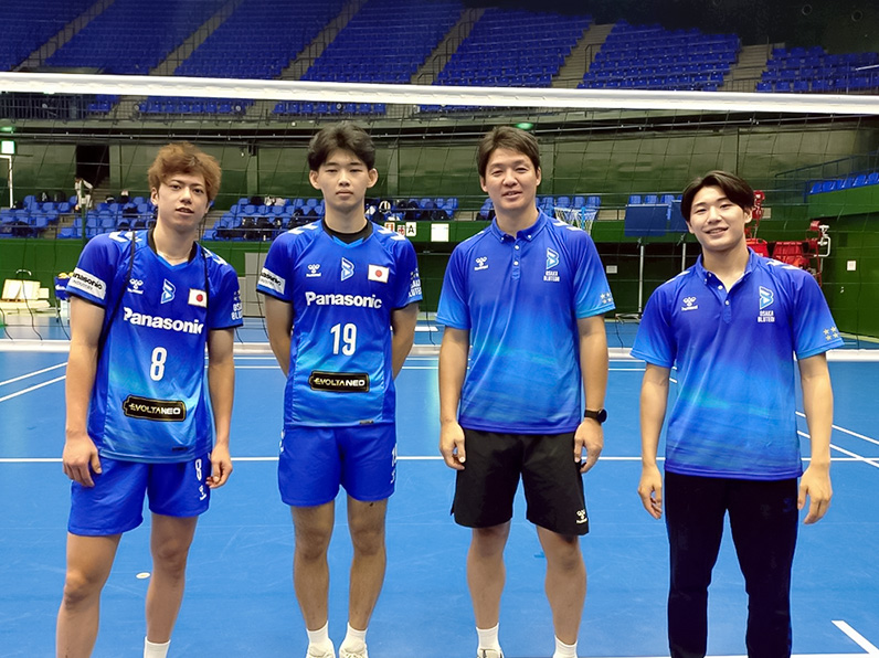 写真:ポーズをとる仲本 賢優選手、西川 馨太郎選手、白澤 健児コーチ、竹内 慶多マネージャー