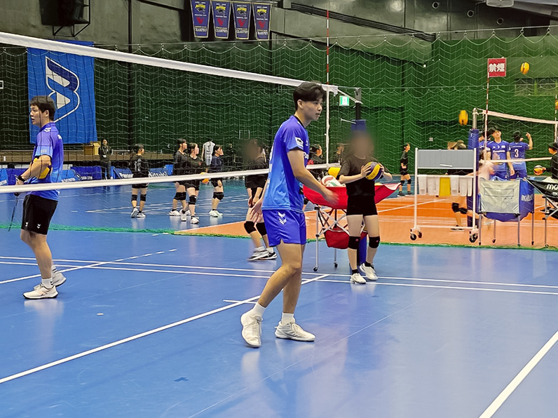 写真:練習をする選手と子供たち