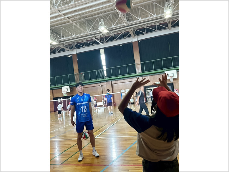 ภาพถ่าย: คุณโนโซเอะกำลังฝึกซ้อมกับเด็กๆ