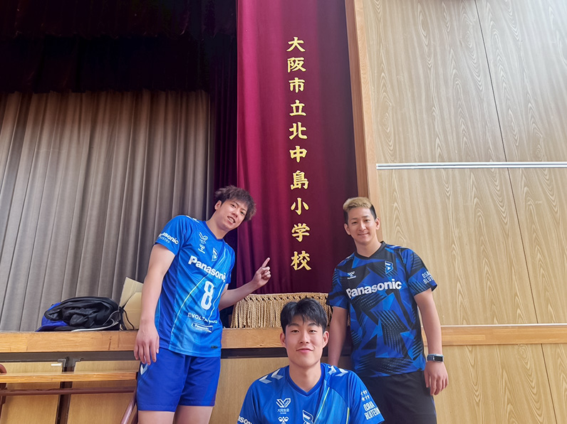 ภาพถ่าย: คุณนากาโมโตะ คุณโนโซเอะ และคุณอิงะ โพสท่าหน้าป้ายชื่อโรงเรียน