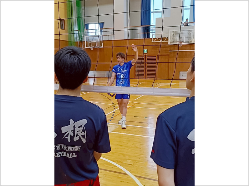 写真:練習をする仲本選手と参加者たち