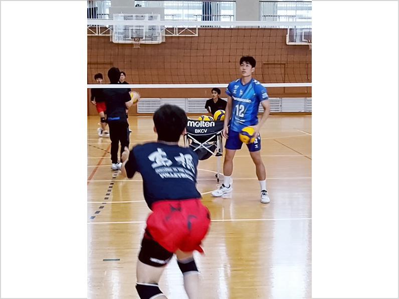 写真:練習をする野添選手と参加者たち
