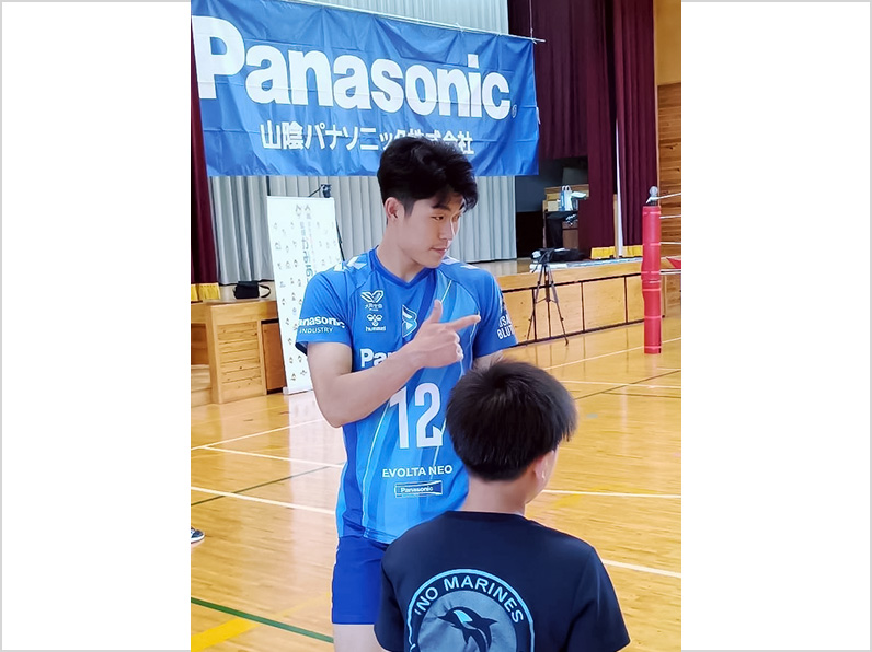 写真:練習をする野添選手と子供たち