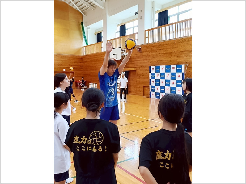 写真:練習をする仲本選手と子供たち