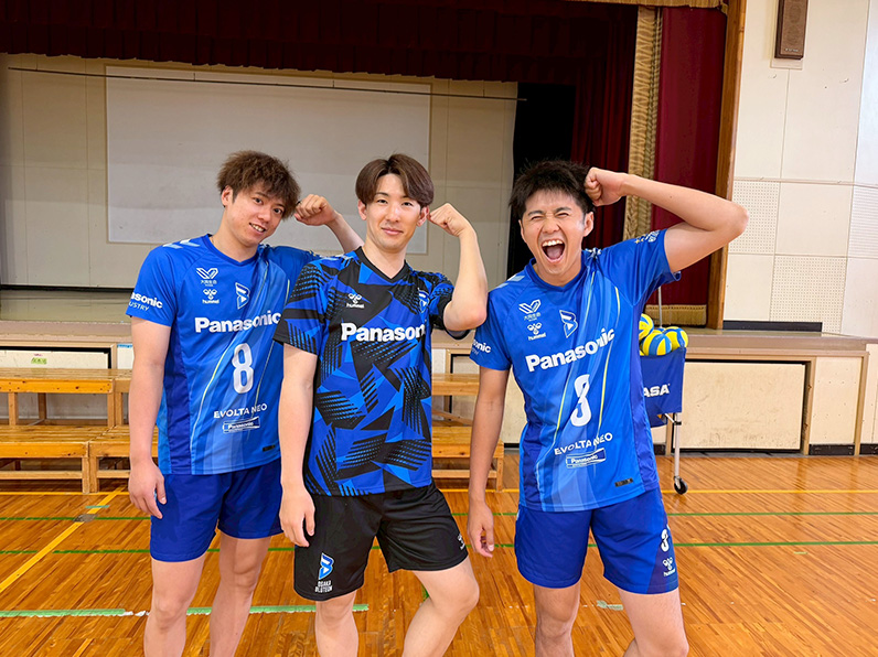 写真:ポーズをとる仲本選手、垂水選手、中村選手