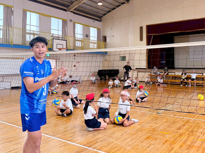 写真:中村選手とボールを触る子供たち
