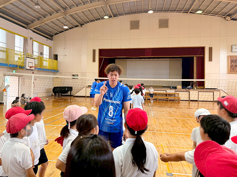 写真:仲本選手の話を聞く子供たちの様子