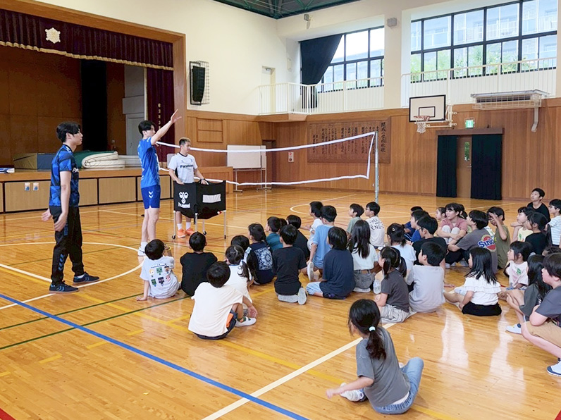 バレーボール教室（枚方市立開成小学校） | 子どもふれあい事業