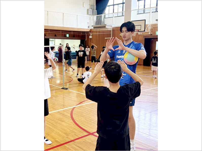 写真:練習をする選手と子供たちの様子
