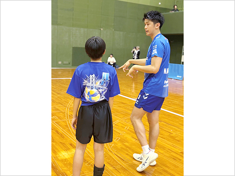 写真:参加者に指導をする中村選手
