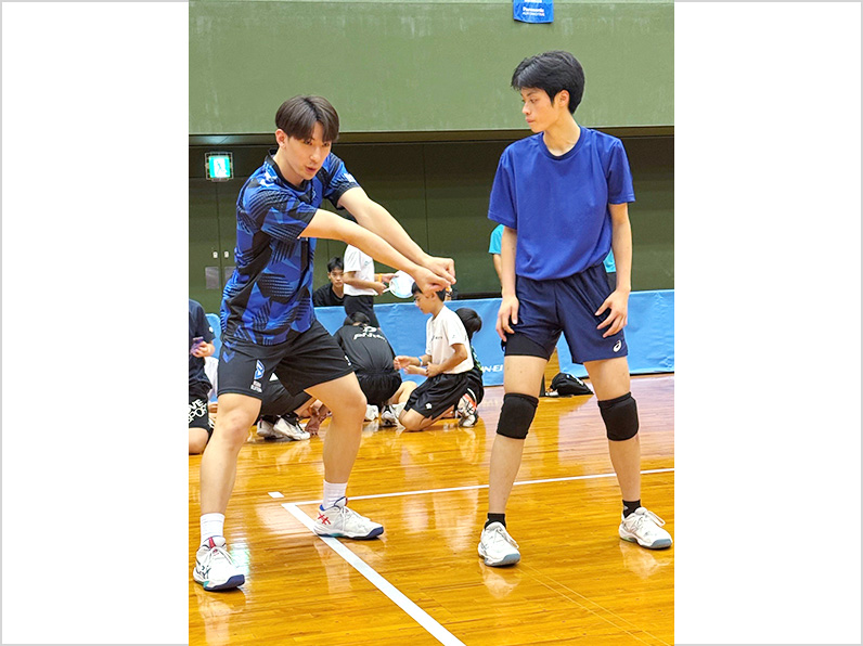 写真:参加者に指導をする垂水選手
