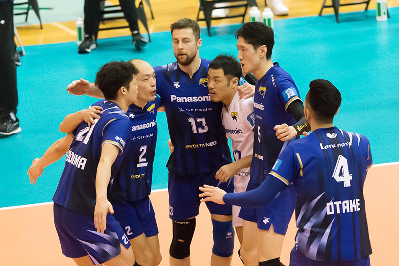 写真：コート上で集まる選手たち