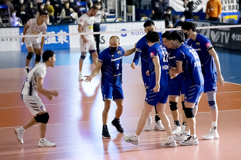 写真：コート上に集まる選手たち
