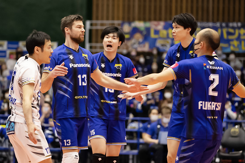 写真：コート上に集まる選手たち