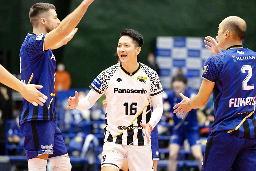 写真:クビアク選手、伊賀選手、深津選手