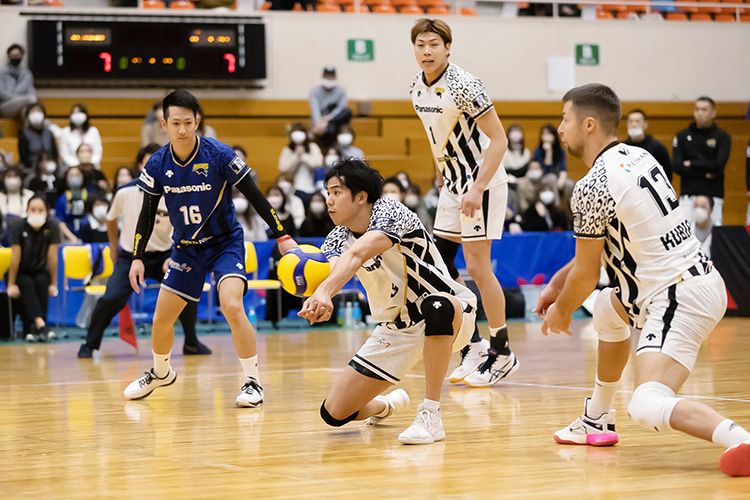 写真:伊賀選手、仲本選手、清水選手、クビアク選手