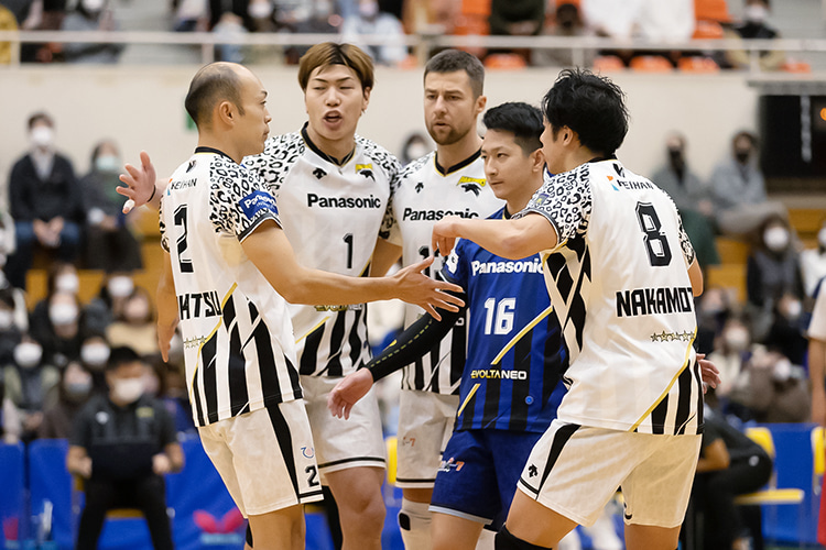 写真:深津選手、清水選手、クビアク選手、伊賀選手、仲本選手