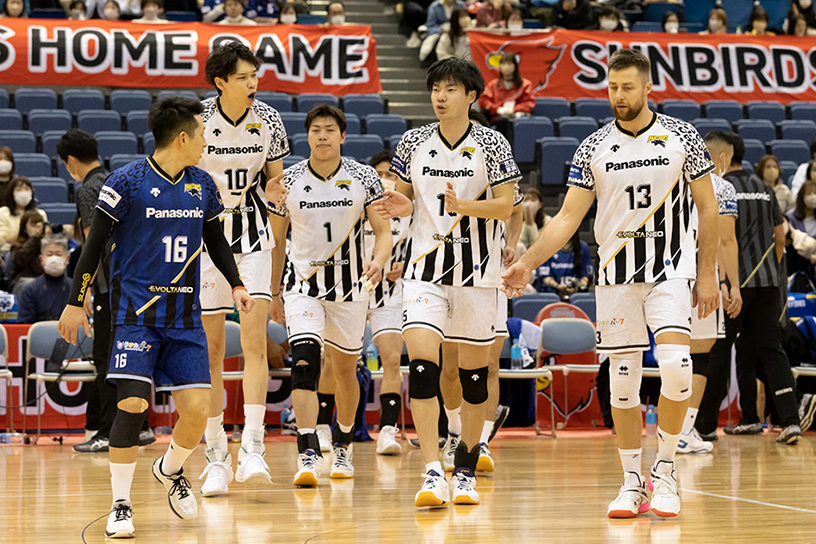 写真:伊賀選手、山内選手、清水選手、大塚選手、クビアク選手